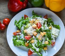 Салат Цезарь с курицей