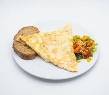 Омлет с помидором и сыром моцарелла