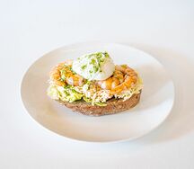 Брускетта с креветкой и копченым сыром
