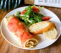 Омлет с форелью и сыром страчателла