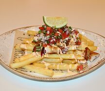 Картофель фри с курицей барбекю