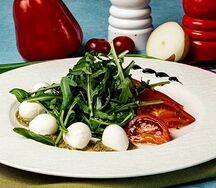 Салат Капрезе с рукколой
