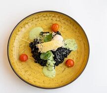 Ризотто с чернилами каракатицы, кальмарами и креветками