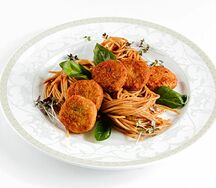 Паста из полбяной муки с томатным соусом и чечевичными фрикадельками