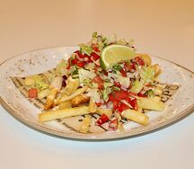 Картофель фри с овощным салатом