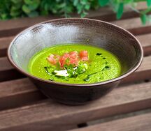 Крем-суп из брокколи с лососем и сырным кремом