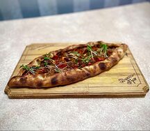 Турецкая пицца Пиде с картофелем и беконом