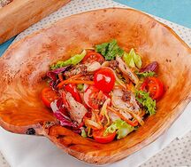 Салат Теплый с куриным бедром и овощами