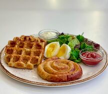 Картофельные вафли и колбаски