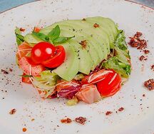 Салат из лосося и авокадо