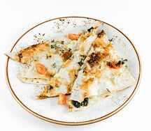 Кесадилья со шпинатом, тушеными овощами и моцареллой