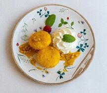 Сырники с сыром рикотта и облепиховым вареньем