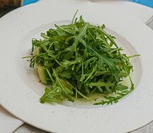 Салат из авокадо и руколы