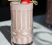 Клубничный смузи на миндальном молоке