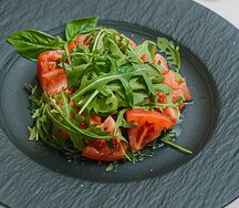 Салат из помидоров и рукколы