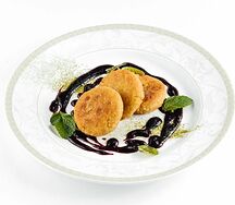 Сырники из тофу с сухофруктами и ягодным соусом