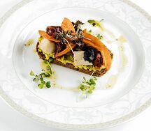 Брускетта с авокадо, беконом из кокоса и сыром филадельфия из кешью