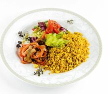 Скрэмбл из тофу с грибами и овощным салатом