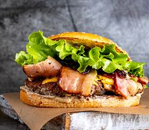 Бургер с карамелизированным луком