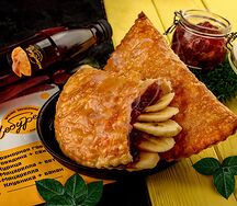 Чебурек с клубникой и бананом