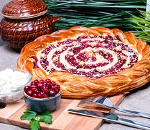Пирог слоеный с творогом и клюквой