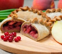 Ржаные пирожки с брусникой и яблоком