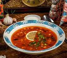 Солянка с лимоном и сметаной