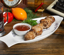 Шашлык из свинины с маринованным луком и соусом