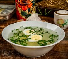 Бульон куриный с яйцом и сухариками