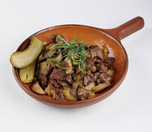 Жареный картофель с говядиной и грибами