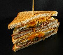 Сэндвич с яйцом и беконом