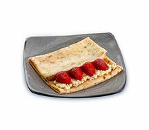 Блин с клубникой и ванильным творожком