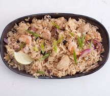 Жареный рис с курицей и креветками