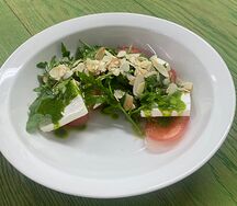 Салат из сочных томатов с рукколой