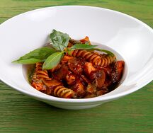 Фузилли с копчёной куриной грудкой и грибами в томатном соусе