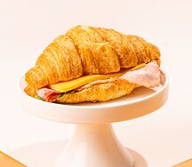 Круассан с беконом