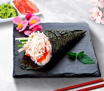 Ручной ролл со снежным крабом