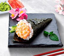 Ручной ролл с лососем