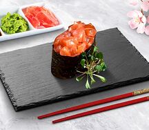 Спайси-суши с лососем