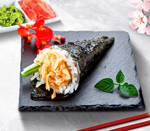 Ручной ролл с жаренным лососем