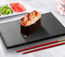 Запеченные суши с окунем