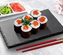 Классический ролл с копченым лососем