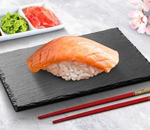 Нигири с копченым лососем