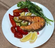 Стейк лосося с овощами гриль