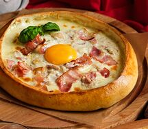 Хачапури Карбонара с беконом и яйцом в сливочном соусе