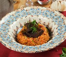 Томленые телячьи щечки с булгуром и овощами