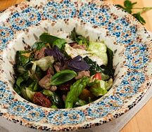 Теплый салат с куриной печенью