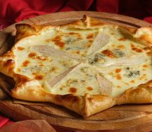 Хачапури с грушей и сыром горгондзола