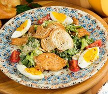 Салат Грузинский цезарь с курицей