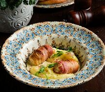 Куриные рулетики в беконе в сырном соусе